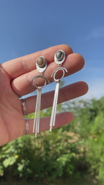 Laden und Abspielen von Videos im Galerie-Viewer, OOAK delicate intuition earrings with natural pebbles (ready-to-ship)
