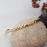 Afbeelding in Gallery-weergave laden, Simple brass cuff with hammered center ~ D shaped band   (Made to order)
