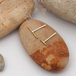 Lade das Bild in den Galerie-Viewer, Ear climber in brass with silver ear post : simple line earring, textured or net.   (made to order)
