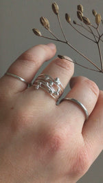 Video laden en afspelen in Gallery-weergave, Ring composed of tiny silver drops  (made to order)
