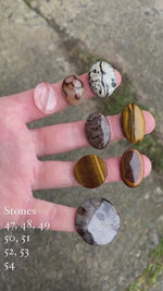 Video laden en afspelen in Gallery-weergave, Choose Your Stone : Mae Pendant   (made to order)
