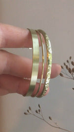 Video laden en afspelen in Gallery-weergave, Set of 3 different brass cuff bracelets  (made to order)
