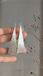 Video laden en afspelen in Gallery-weergave, Extra long silver earrings ~ triangle    (made to order)
