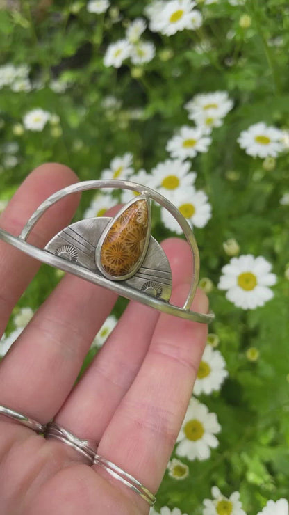 Bracelet manchette en argent pièce unique avec corail fossile (prêt à expédier)