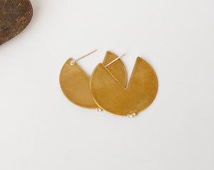 Créoles en laiton doré chaud avec une découpe en forme de V contrastant visuellement et de fins détails en argent •