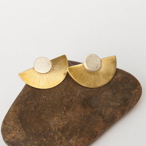 Boucles d'oreilles très stylées en laiton et argent, en forme de demi-lune avec de fines gravures. •
