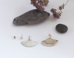 Afbeelding in Gallery-weergave laden, Ear jackets in silver with ethnic patterns    (made to order)
