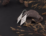 Lade das Bild in den Galerie-Viewer, Dangling earrings in silver with cut out branch    (made to order)
