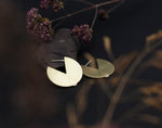Charger l&#39;image dans la galerie, Créoles en laiton doré chaud avec une découpe en forme de V contrastant visuellement et de fins détails en argent •
