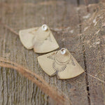 Lade das Bild in den Galerie-Viewer, Aela earrings : Brass ear jackets with ethnic patterns (made to order)
