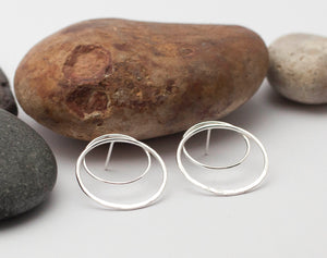 Boucles d'oreilles en argent avec anneaux et étincelles martelées •