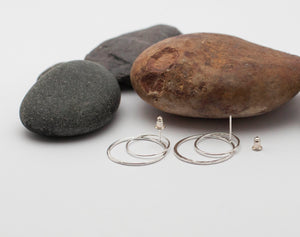 Boucles d'oreilles en argent avec anneaux et étincelles martelées •