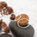 Afbeelding in Gallery-weergave laden, Hammered circle earrings in silver    (made to order)
