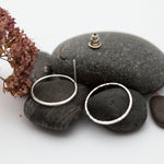 Lade das Bild in den Galerie-Viewer, Hammered circle earrings in silver    (made to order)
