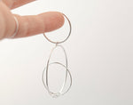 Cargar imagen en el visor de la galería, OOAK • Crossing circle earrings : 5 ways to wear them!  (in stock, ready to ship)
