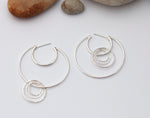 Afbeelding in Gallery-weergave laden, Crescent moon hoop earrings in silver ~ many rings with hammered texture    (made to order)
