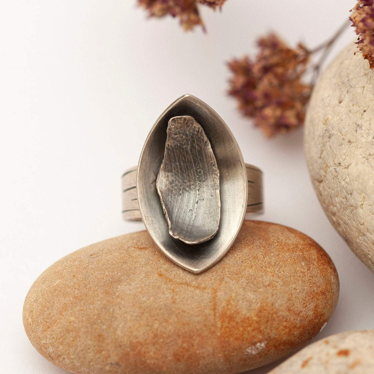 Pieza única • Anillo de plata con pétalo orgánico • Talla 8 // 56,5  (en stock, listo para enviar)