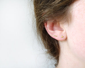 1 pièce - Boucle d'oreille ligne minuscule en laiton avec texture martelée, et une tige d'oreille en argent sterling. Un joli grimpeur d'oreille délicat! •